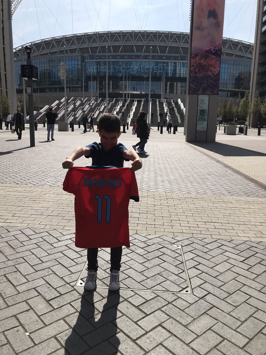 One very happy boy today. London was his birthday wish, so no party. Chose <a href="/MarcusRashford/">MR14</a> for the back of his New England top with his birthday spends. #proud <a href="/ManUtd/">Manchester United</a>