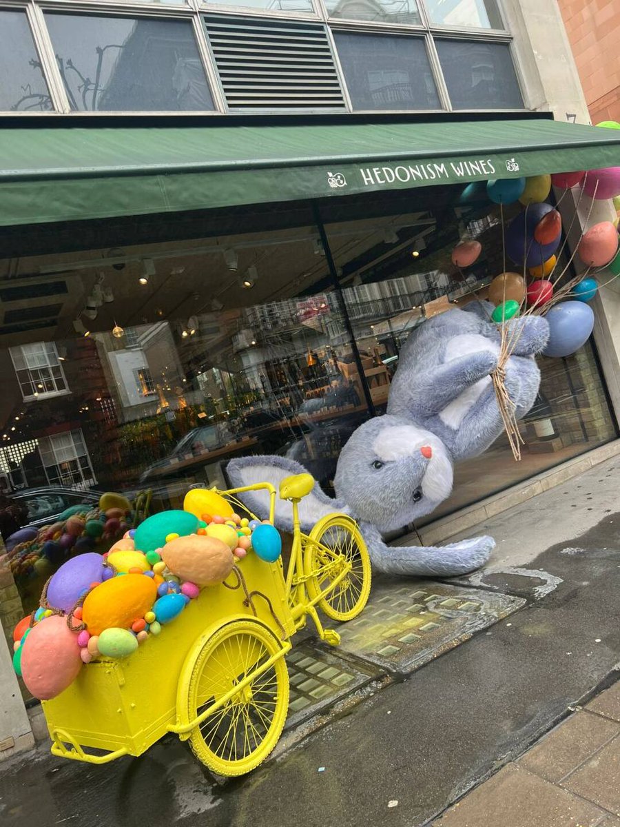 asdnasodn's tweet photo. London Tutu, where there are Tutu, there is me.

Easter bunnies https://t.co/gOwdujt9Fv