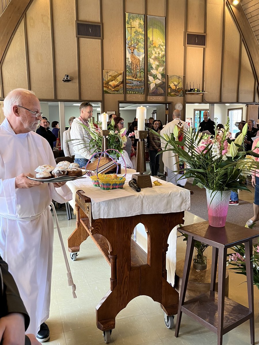 itsjustkevy's tweet photo. What a surprise at the end of our #Easter Celebrations today. Our #Ukrainian friends made #EasterBreads and pastries for the whole congregation of @StAidansLondon  - which we shared at Coffee Hour.  #AlleluiaChristIsRisen 
#HappyEaster to all! https://t.co/jCta007TeB