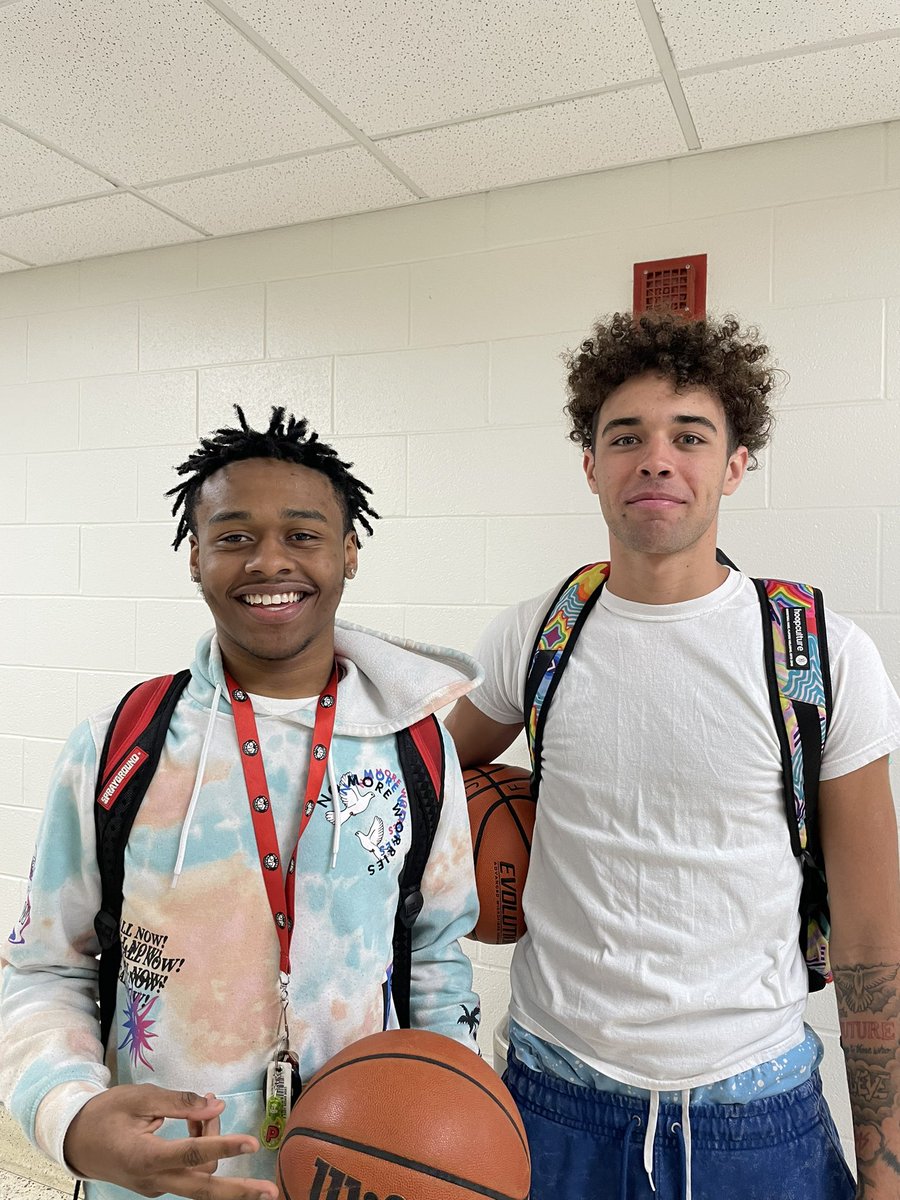 MidwestStampede's tweet photo. Caught up with some Midwest Stampede Alumni, GRCC’s Amarion Ficklen and Detroit CCC’s Joe Francis!   These guys can hoop!!! @amarion_ficklen @jojobuckets30 @BenardAaron @Jfrancis1030 @CoachTFrancis @HankampScott @313lifebrand https://t.co/XTGGohEDxw