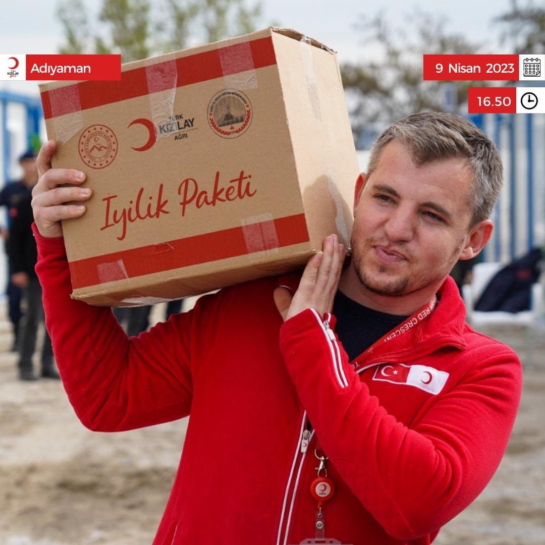 Gönüllülerimiz afet bölgesindeki vatandaşlarımızın ihtiyaçlarına yönelik iyilik paketi dağıtımında bulunmaya devam ediyor.

📍Adıyaman 
🔴 #DaimaHazır