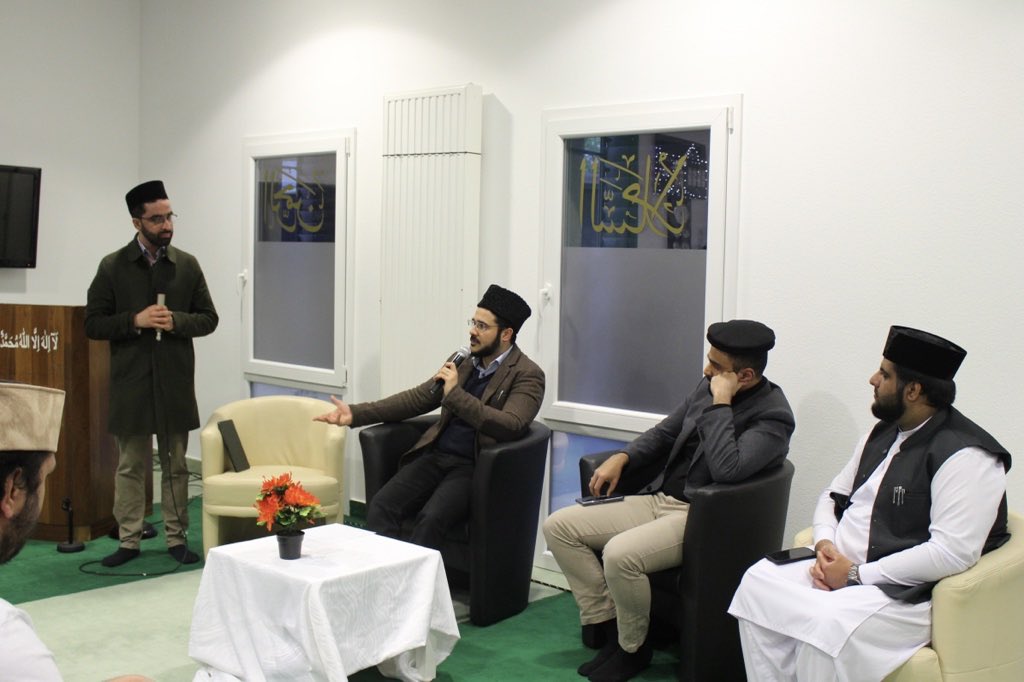 KhuddamDE's tweet photo. Zahlreiche Khuddam kamen in der Bait-ul-Ahad Moschee 🕌 in Bruchsal zusammen, um dem Real Talk mit Sadr Sahib MKAD 🇩🇪 zum Thema Ehe und Eheleben beizuwohnen und sich auszutauschen. https://t.co/DfxBf3BGVs
