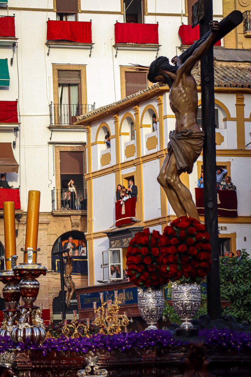 AlvarooSVQ's tweet photo. He hecho muchas fotografías en esta Semana Santa, pero esta es mi favorita por su significado.

Al fondo, el Cristo del Cachorro, que representa el último aliento con vida antes de la muerte.

Al frente, el Cristo del Calvario, una vez Jesús ya ha muerto en la cruz.

Impresionante el Santo Entierro Magno.