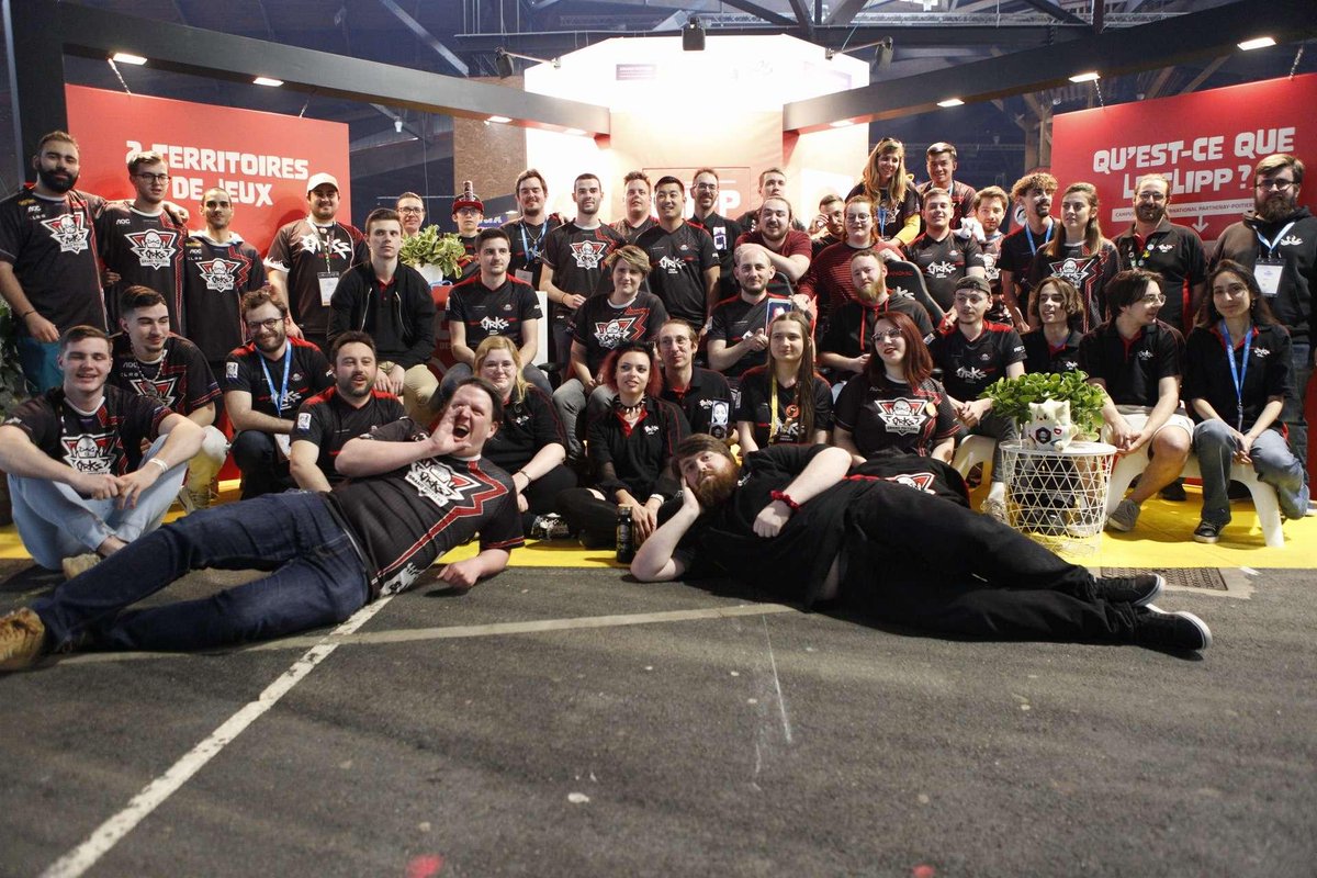 📸Photo souvenir #GA2023

Comme d'habitude, la Horde s'est rassemblée en nombre à la <a href="/GamersAssembly/">Gamers Assembly</a> ! 🙌

Plus qu'une photo entre bénévoles, une photo de passionnés, une photo d'amoureux de l'esport, une photo de famille ! 😍 #WeAreHorde 🔴⚫