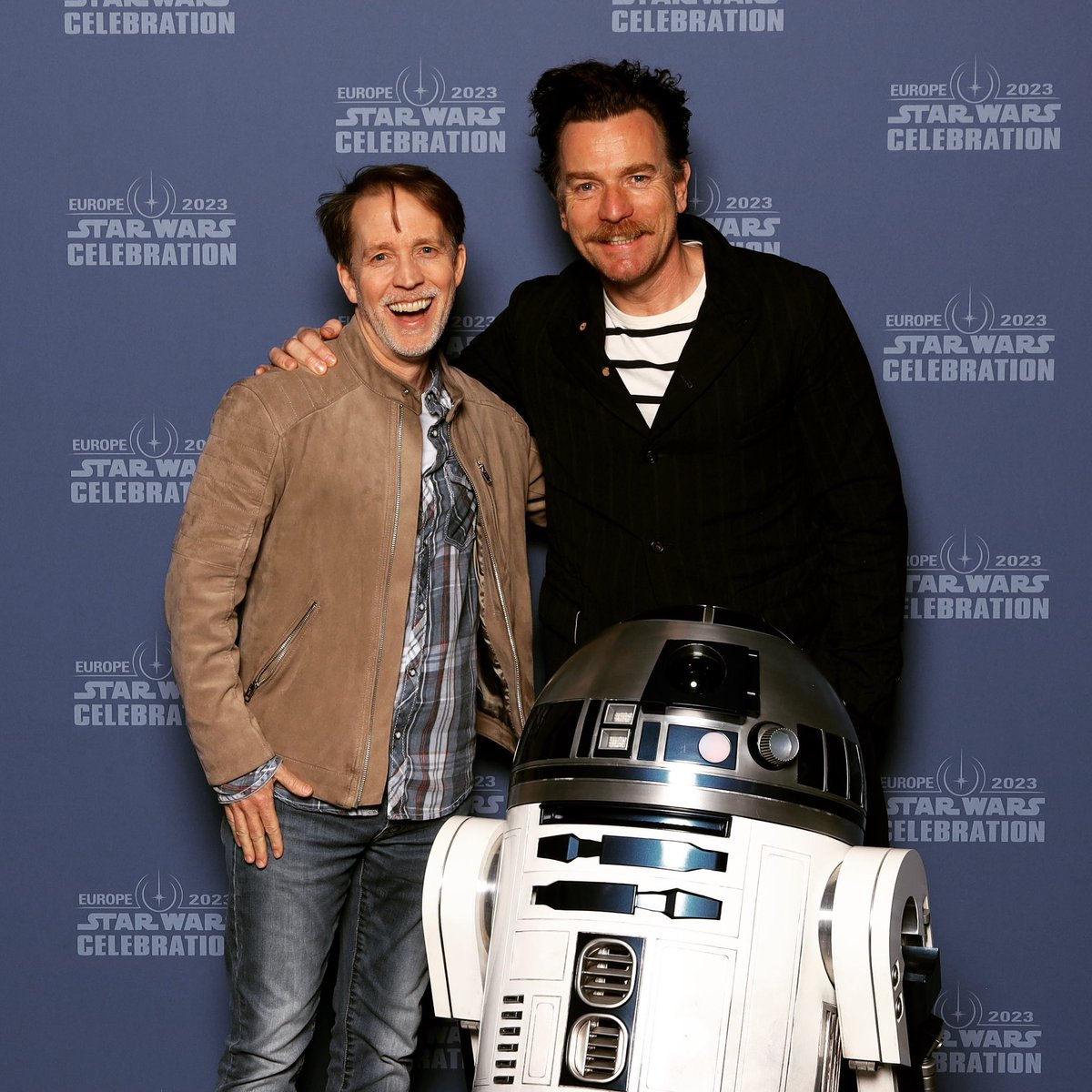 After 21 years finally got to shake hands & say a quick “Hello there” to the wonderful & kind Sir Ewan. Would’ve loved to say more than “Uh, hi, I’m the guy that does Obi-Wan in Clone Wars” but he was a little busy making thousands of fans happy in his photo op. @SW_Celebration