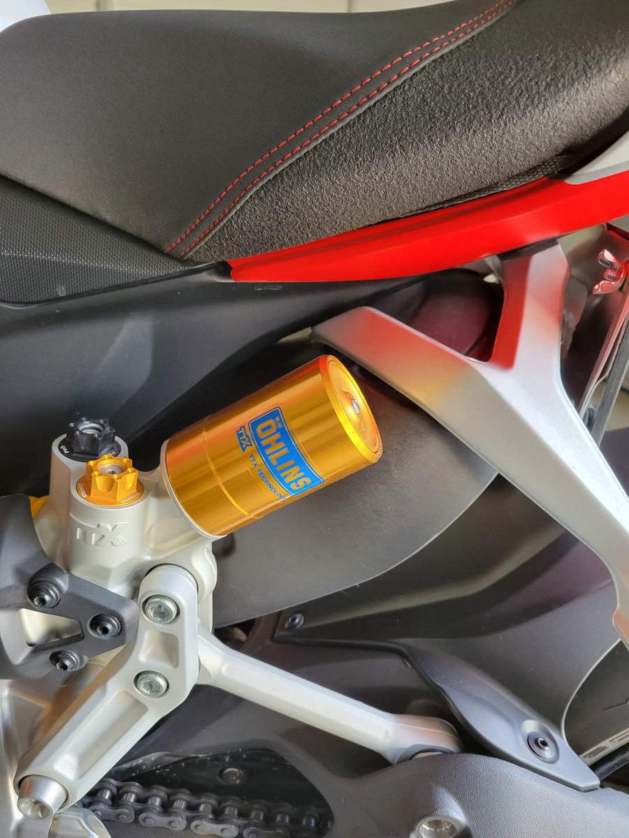 tomkat4573's tweet image. Ducati 959 Panigale Corse has the Superquadro 8 V2, with Ohlins. I wanted to try the Desmosedici Stradale V4, but after a few rides in high power race mode, not necessary.
 The V2 goes zero to jail fast enough.