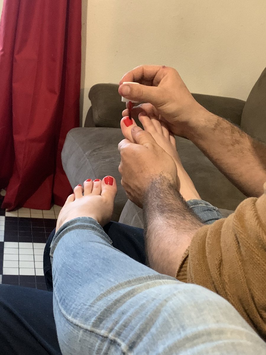 Mrsmrunicorn's tweet photo. Quand monsieur unicorn s’occupe de moi, et prépare au mieux mes petits pieds 😏🤤🦶🏻👌🏻😍
#manicure #monesclave #sexe #PiedsNus #pied #sexy https://t.co/TK1yCBxtEi