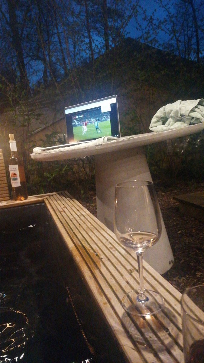 Een heerlijk weekendje Veluwe gehad met de meiden en vandaag met ons pap een Paastripje gemaakt naar Mönchengladbach ⚽ Life's good!