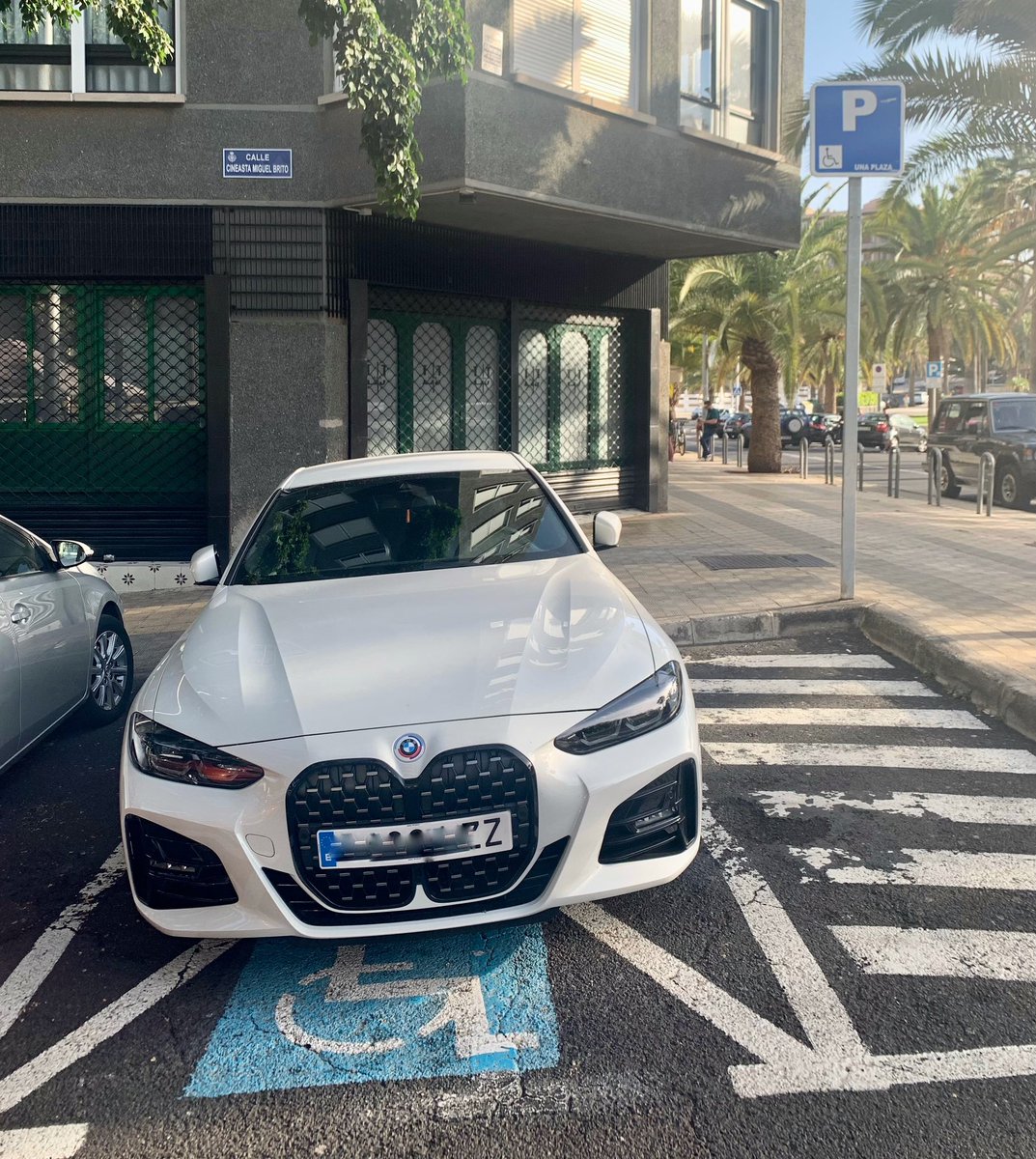 YoTenerife's tweet photo. Los carotas siempre suelen tener un modelo de coche muy típico. 

Reservado #minusvalido en C/ Cinesta Miguel Brito @PoliciaLocalSC https://t.co/dAgu4UrYaY