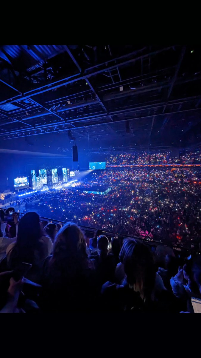 JenniferDobsn's tweet photo. @KpopInParis Voir les skz pour la première fois était vraiment comme un rêve, dommage de pas avoir pu les voir plus longtemps. Vivement Lollapalooza !!! 😍😍😍 https://t.co/VDqANtdHby