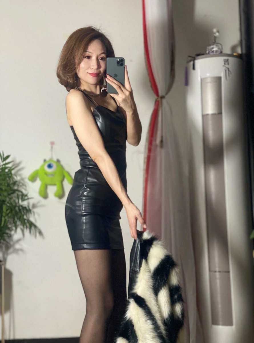 SantaJolly2's tweet photo. 打开微信看了看，好像没有能约的，所以就上推来看看，有没有能约的，可以私信聊聊 https://t.co/cp2CN0Rd1x