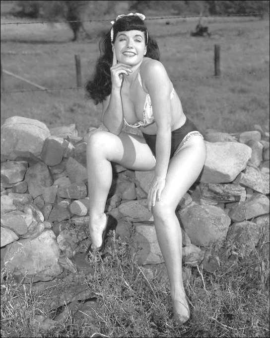 That smug look of the one who hides the eggs too well… 🥚🐣 Happy Easter, Bettie babes and beaus! 🌼💛 https://t
