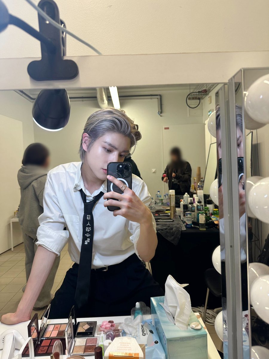 JAKEYFLWR's tweet photo. he’s so boyfriend https://t.co/B0K9my2XCU