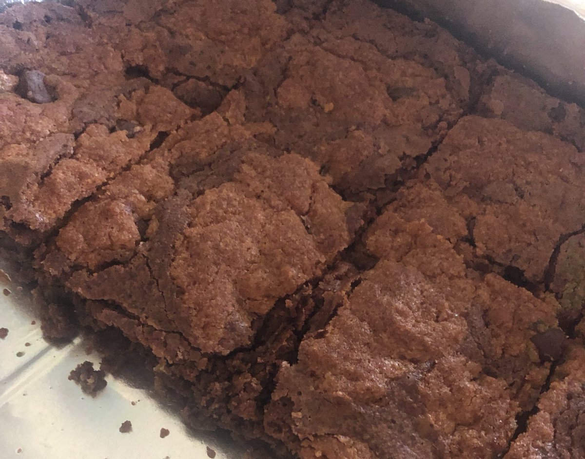 GreggyGood's tweet image. Cookie brownies.. Chocolate chip cookies topped with brownies. One bite shouldn’t hurt haha 🙃 
#cookies #brownies