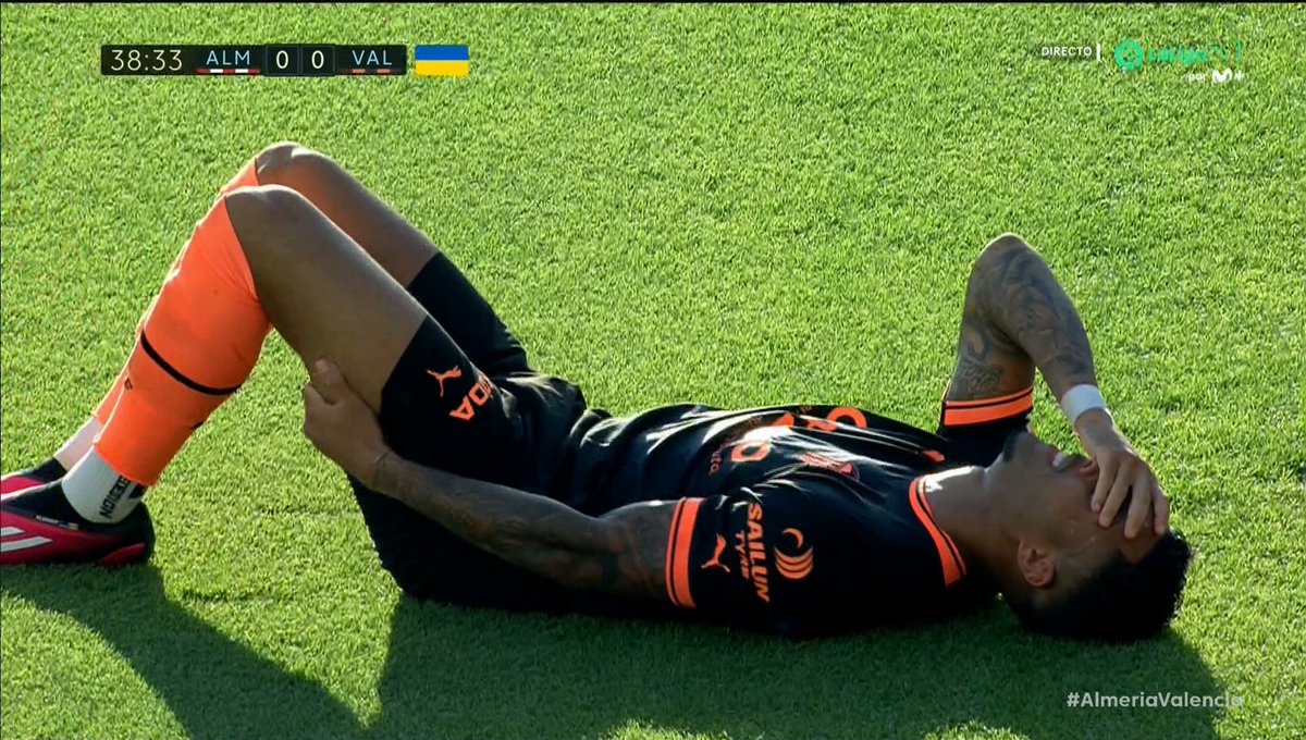 Javier_Hdz91's tweet photo. 🟠⚫️ Otra durísima derrota de visitante para el #Valencia 🦇, hoy dormirá en puestos de descensos ⬇️🆘️ 

🤦🏻‍♂️Cuando llegará la reacción del equipo che?
#AlmeriaValencia https://t.co/U7bBFJ7qSf