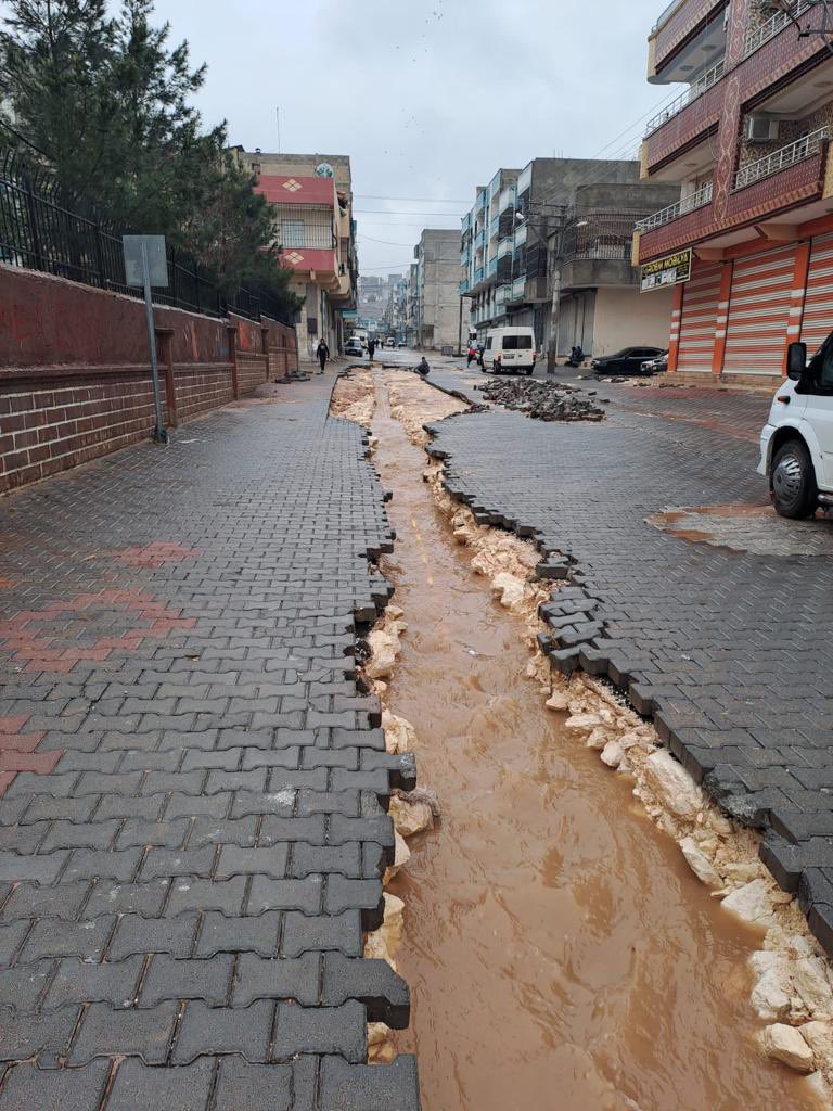 AksaSanliurfa's tweet photo. Bölgemizde yaşanan sel felaketinde 17 sokak / caddede 1. 680 mt doğal gaz alt yapı şebekemizin üstü açılarak tahrip olmuştur.Şebekemizde kontrolsüz doğal gaz çıkışı olmamış ve #doğalgaz arzını güvenli ve kesintisiz olarak sağlıyoruz.#doğalgaz  #selfelaketi #sürekli #gaz #arzı https://t.co/sW5SqyQ8rZ
