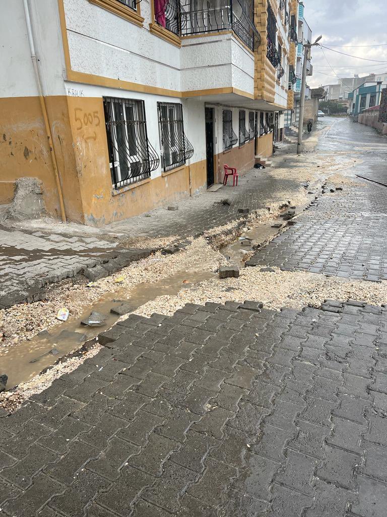 AksaSanliurfa's tweet photo. Bölgemizde yaşanan sel felaketinde 17 sokak / caddede 1. 680 mt doğal gaz alt yapı şebekemizin üstü açılarak tahrip olmuştur.Şebekemizde kontrolsüz doğal gaz çıkışı olmamış ve #doğalgaz arzını güvenli ve kesintisiz olarak sağlıyoruz.#doğalgaz  #selfelaketi #sürekli #gaz #arzı https://t.co/sW5SqyQ8rZ