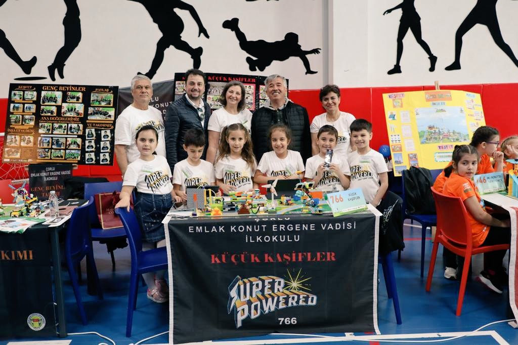 EmlakErgene's tweet photo. 2022-2023 Minik Bilim Kahramanları Buluşuyor Fırst Lego League Explore Türkiye Festivalleri kapsamında Küçük Kaşifler &amp; Genç Beyinler Okul Takımımız "Yenilikçi Kaşifler" ödülünü kazandı.
@Mustafa_Eldivan @ersanulusan @hete61 @Tekirdag_Ar_Ge @CorluMem @BilimKahraman @eyup5967 https://t.co/R3yViLYR8K