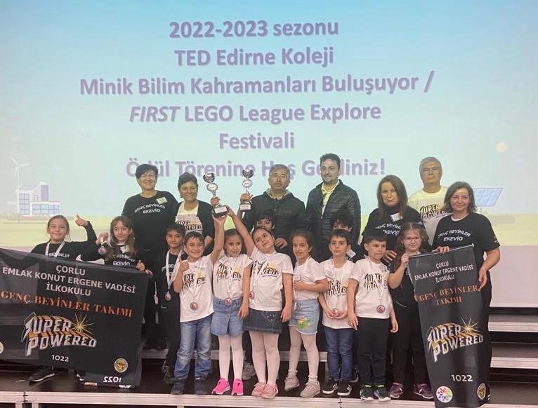 2022-2023 Minik Bilim Kahramanları Buluşuyor Fırst Lego League Explore Türkiye Festivalleri kapsamında Küçük Kaşifler &amp; Genç Beyinler Okul Takımımız "Yenilikçi Kaşifler" ödülünü kazandı.
<a href="/Mustafa_Eldivan/">Mustafa ELDİVAN</a> <a href="/ersanulusan/">Ersan Ulusan</a> <a href="/hete61/">Hüseyin ERDOĞAN</a> <a href="/Tekirdag_Ar_Ge/">Tekirdağ İl MEM Ar-Ge</a> <a href="/CorluMem/">Çorlu Milli Eğitim Müdürlüğü</a> <a href="/BilimKahraman/">Bilim Kahramanları</a> <a href="/eyup5967/">Eyüp ÖZTÜRK</a>