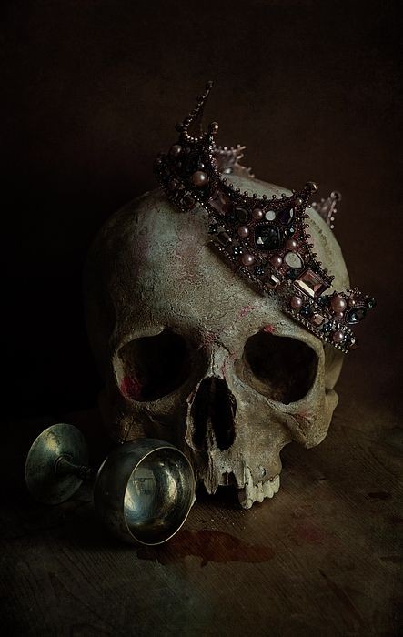 Crwoul1's tweet image. aloud sound horses &amp;amp; nights
falling down
bloody ground #related to lost faith
spirit paid their life
fade is their fate
checkmate wtih pawn played
killed the king queen couplet
crown curse thrown collapsed
white or black
alive or dead
No gray area on the board to live in
#vss365