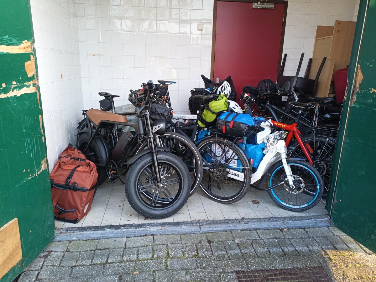 Beschrieben sie die #Schokofahrt mit einem typischen Satz: "Sie können Ihre Räder in den Fahrradraum stellen" - #SchokofahrtTeamBerlin bewirbt sich hiermit für die #Tetris-Meisterschaft