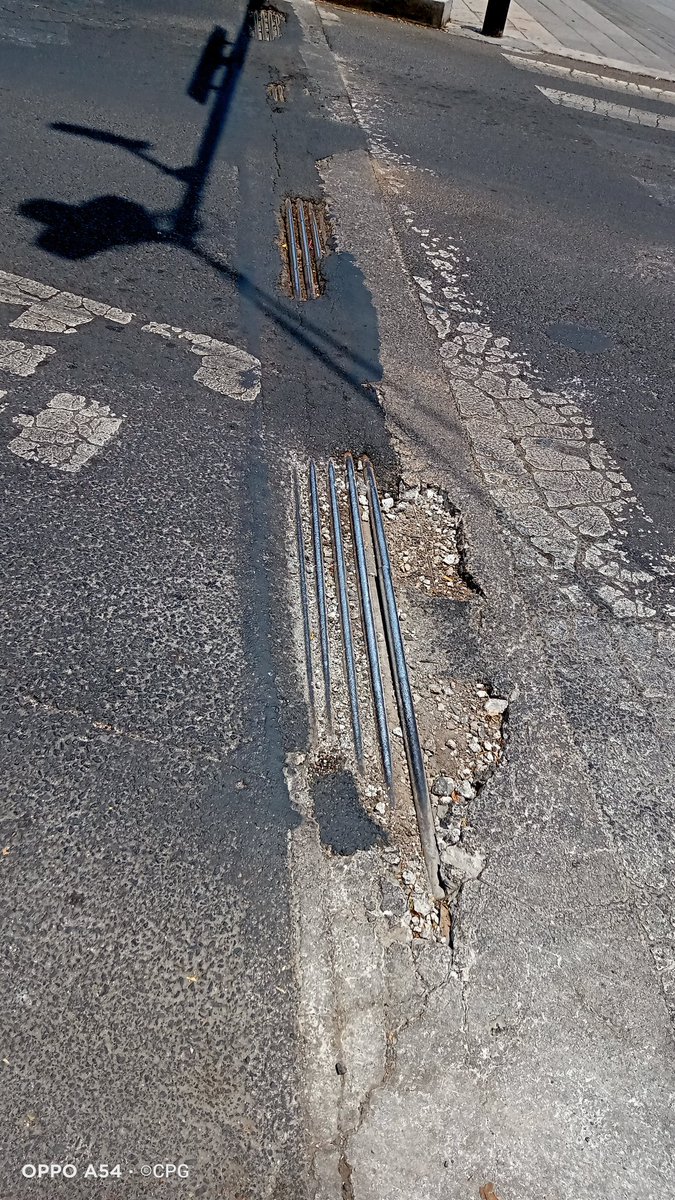 CatalinaPrezG's tweet photo. @Claudiashein @SOBSECDMX @GobCDMX @ColCreditoCons1 
No hay mantenimiento de las fuentes en el #DeprimidoMixcoac. En Río Mixcoac esq. Barranca del Muerto, los tubos de cableado de semáforos ya están fuera del pavimento. Urge balizar todo Río Mixcoac. https://t.co/MKqDmFGc61