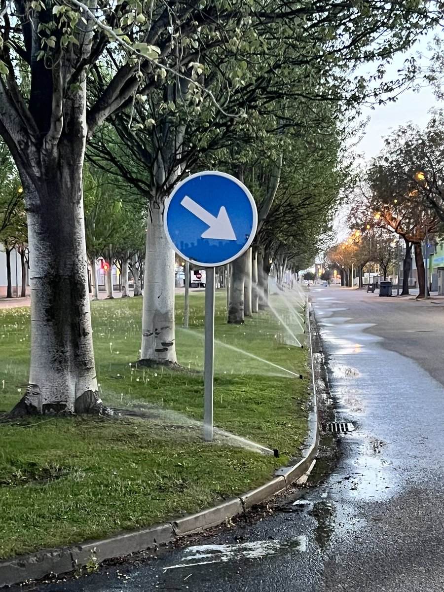 jkarles's tweet photo. Cal gastar tanta aigua ? #poligonodelsfrares #lleida https://t.co/Cie6brLrBH