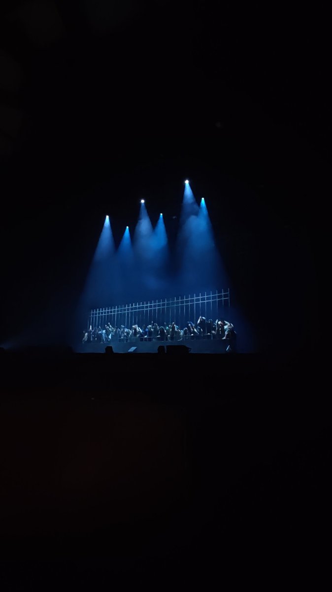 majodugarte's tweet photo. En 2019 fui a ver Los Miserables por primera vez y ayer tuve la oportunidad de volver un poco más cerca. 
En aquel momento dije que era un montaje impecable, hoy lo repito: es una pieza que se adaptó con todo el nivel del mundo para Venezuela, para nosotros. https://t.co/XmBG1DrUq6