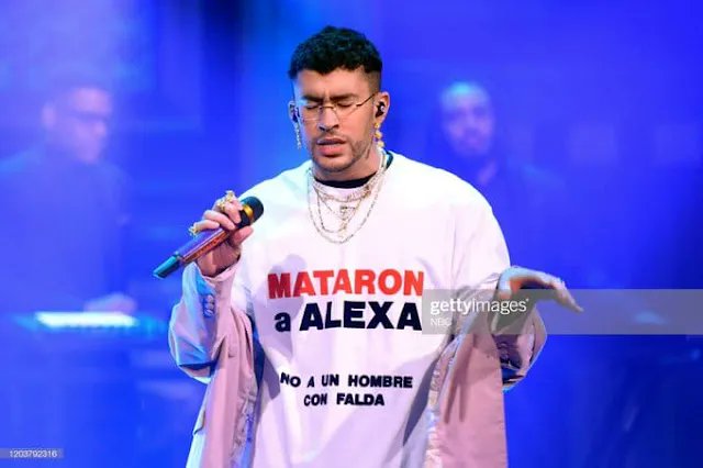 OrgulloLGBT's tweet photo. BAD BUNNY RECIBIÓ EL PREMIO VANGUARD DE GLAAD:
“Gracias a toda la comunidad LGBTQ por aceptarme, por amarme de la manera que lo hacen, y por inspirarme también.”  https://t.co/RHfpCVPTps https://t.co/StUxlyXqCh