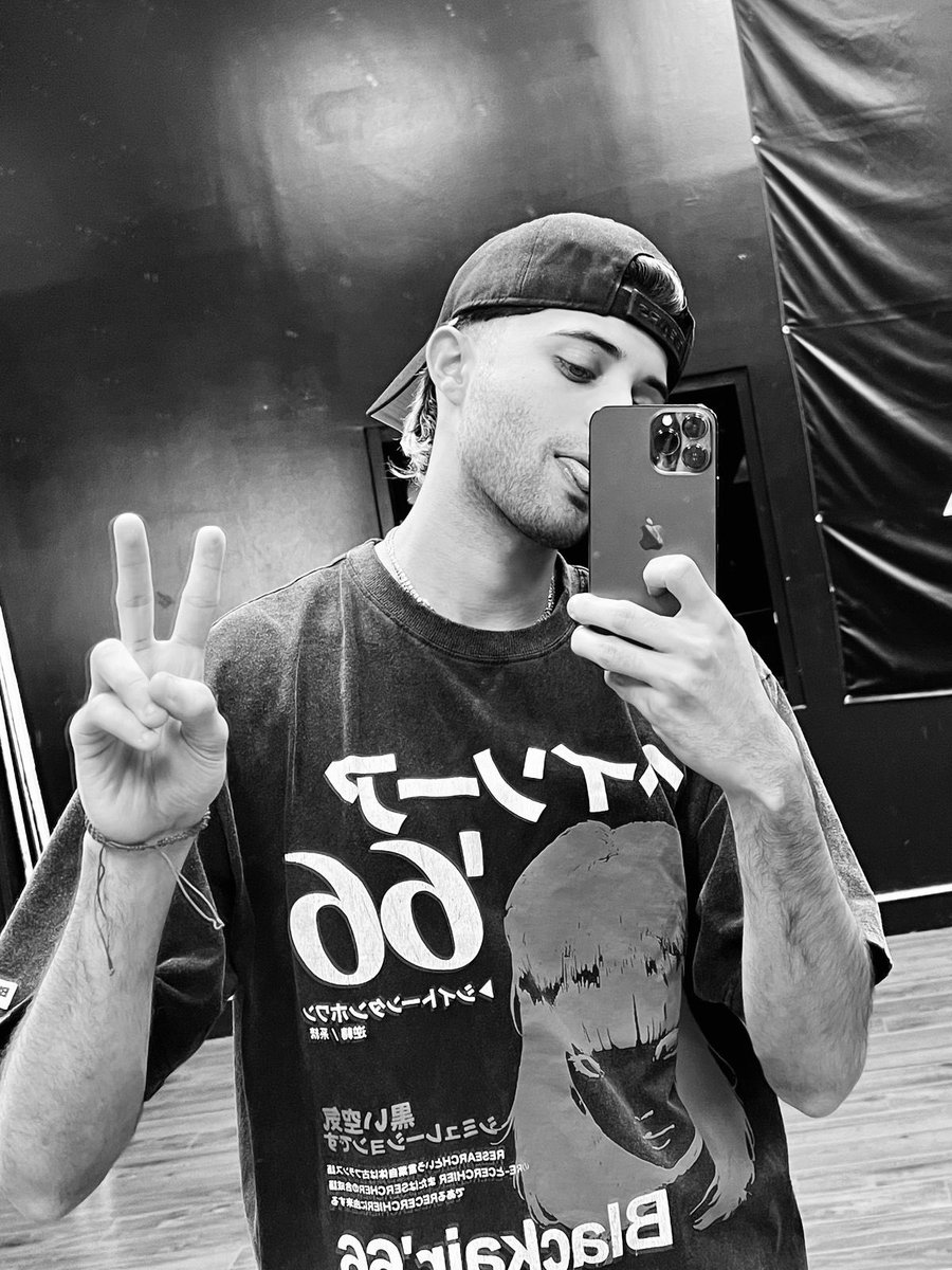 CNCOmusic's tweet photo. Aquí… pensándolas. 🖤 https://t.co/FAshtY0Lrf