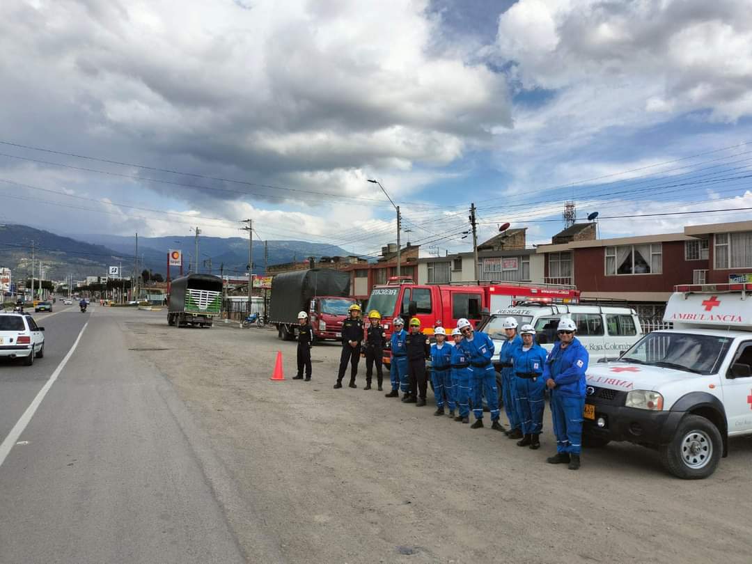 cruzrojaboy's tweet photo. Realizamos simultáneamente alistamiento preventivo en la ciudad de #Tunja y en los municipios de #Sogamoso y #Duitama gracias al apoyo de las Unidades Municipales.
En apoyo a Defensa Civil Duitama y el Cuerpo de Bomberos de Sogamoso.
#SomosCruzRoja https://t.co/QTe5TIq0cy
