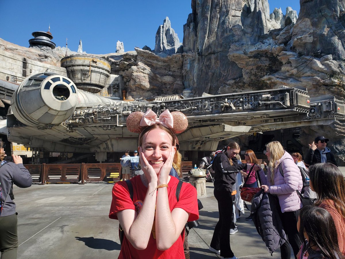 zigzag_zoeee's tweet photo. Dream come true 💖 @starwars @Disney #Disneyland #eeyore #firstdisneylandtrip https://t.co/a2lguDWfTv