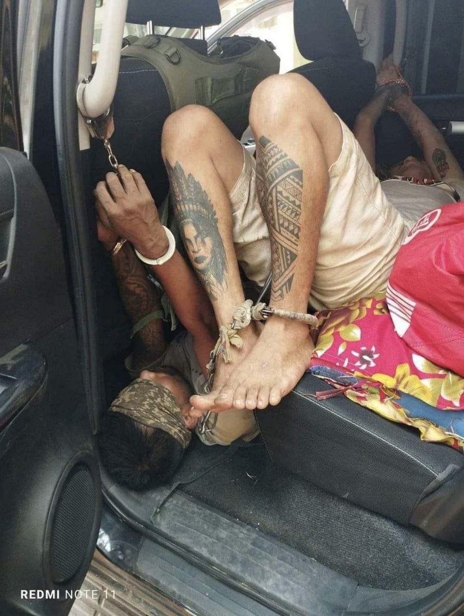 ZachAbuza's tweet image. On 1 April #Thai authorities arrested 3 members of a #Myanmar opposition PDF who had crossed the border to seek medical treatment. This photo shows them being delivered to the  pro-SAC BGF, and their imminent execution. A shocking violation of non-refoulement. Sickening.
