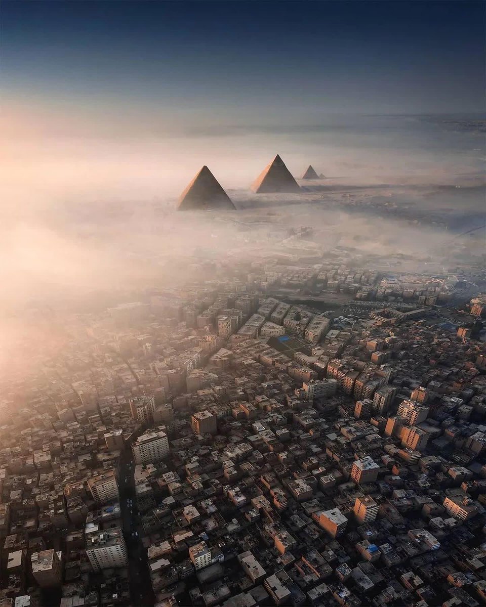 Mısır'ın en büyük piramidi olan Büyük Giza Piramidi aynı zamanda dördüncü hanedan firavunu Khuf'un mezarı.. Büyüleyici durduğu inkar edilemez bir gerçek 

#photo #ilgincgorseller #manzara #Mısır #piramit #askmrunal #pazar #FLOWER #KKRvsGT #büyüleyici #TakeMeOut #GTvKKR #Milli