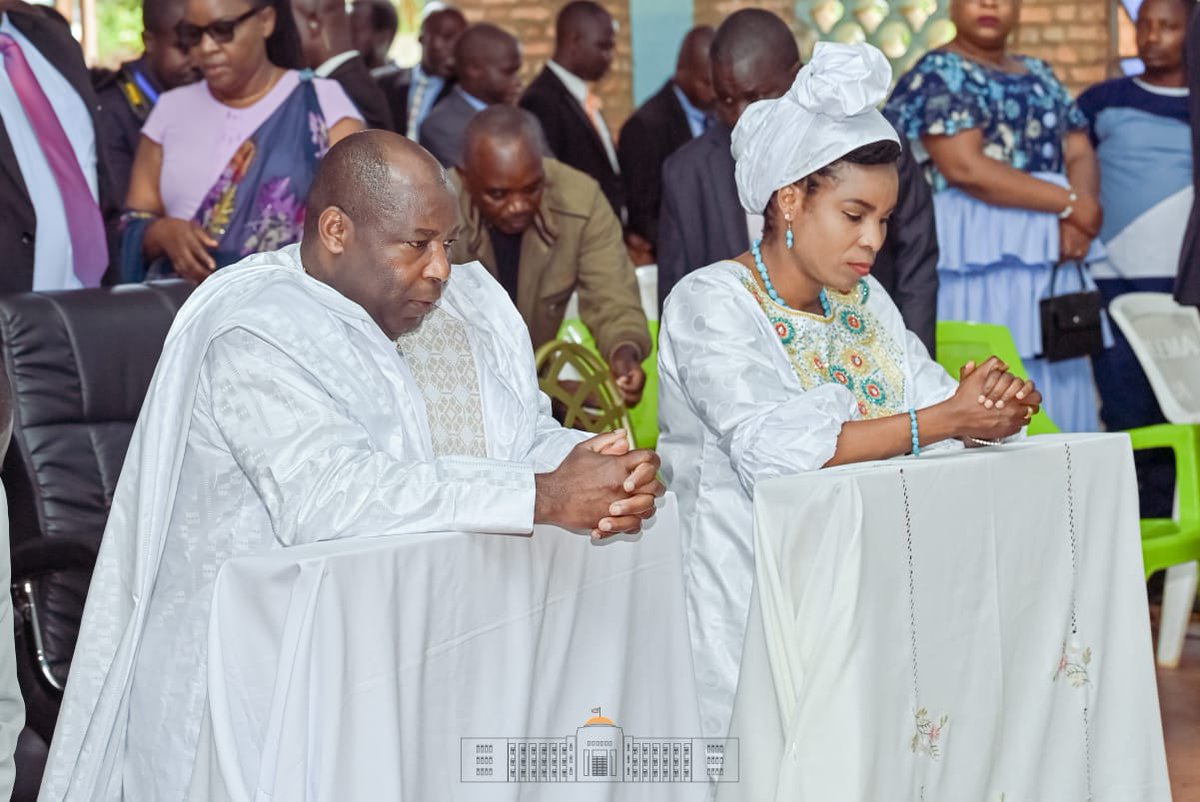 KwaNtare's tweet photo. #Burundi Mu guhimbaza umusi mukuru wa Pasika, Umukuru w'igihugu Nyenicubahiro @GeneralNeva n'Umuryango wiwe bifadikanije n'abakristu ba paruwasi yitiriwe Umweranda Francisco w'i Assise ya Tenga muri komine Mutimbuzi i @BujumburaProv, mu nkuka ya misa yo kuri uyu musi mukuru. https://t.co/A9nEgMU8yZ