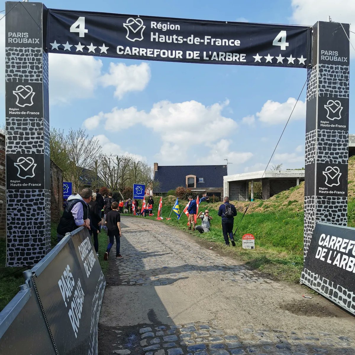 Arn_K90's tweet photo. Encore une magnifique édition de l' " Enfer du Nord " en ce dimanche de Pâques ! 🚴🏼🌞🤩
Grand respect pour ces guerriers, du premier au dernier. ⚔😱

#Cyclisme #Cycling #ParisRoubaix #woutvanaert #mathieuvanderpoel #cobblestones #Pavés #EnferDuNord #hellofthenorth https://t.co/kES2ZBGRbb