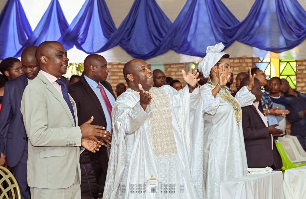 KwaNtare's tweet photo. #Burundi Mu guhimbaza umusi mukuru wa Pasika, Umukuru w'igihugu Nyenicubahiro @GeneralNeva n'Umuryango wiwe bifadikanije n'abakristu ba paruwasi yitiriwe Umweranda Francisco w'i Assise ya Tenga muri komine Mutimbuzi i @BujumburaProv, mu nkuka ya misa yo kuri uyu musi mukuru. https://t.co/A9nEgMU8yZ