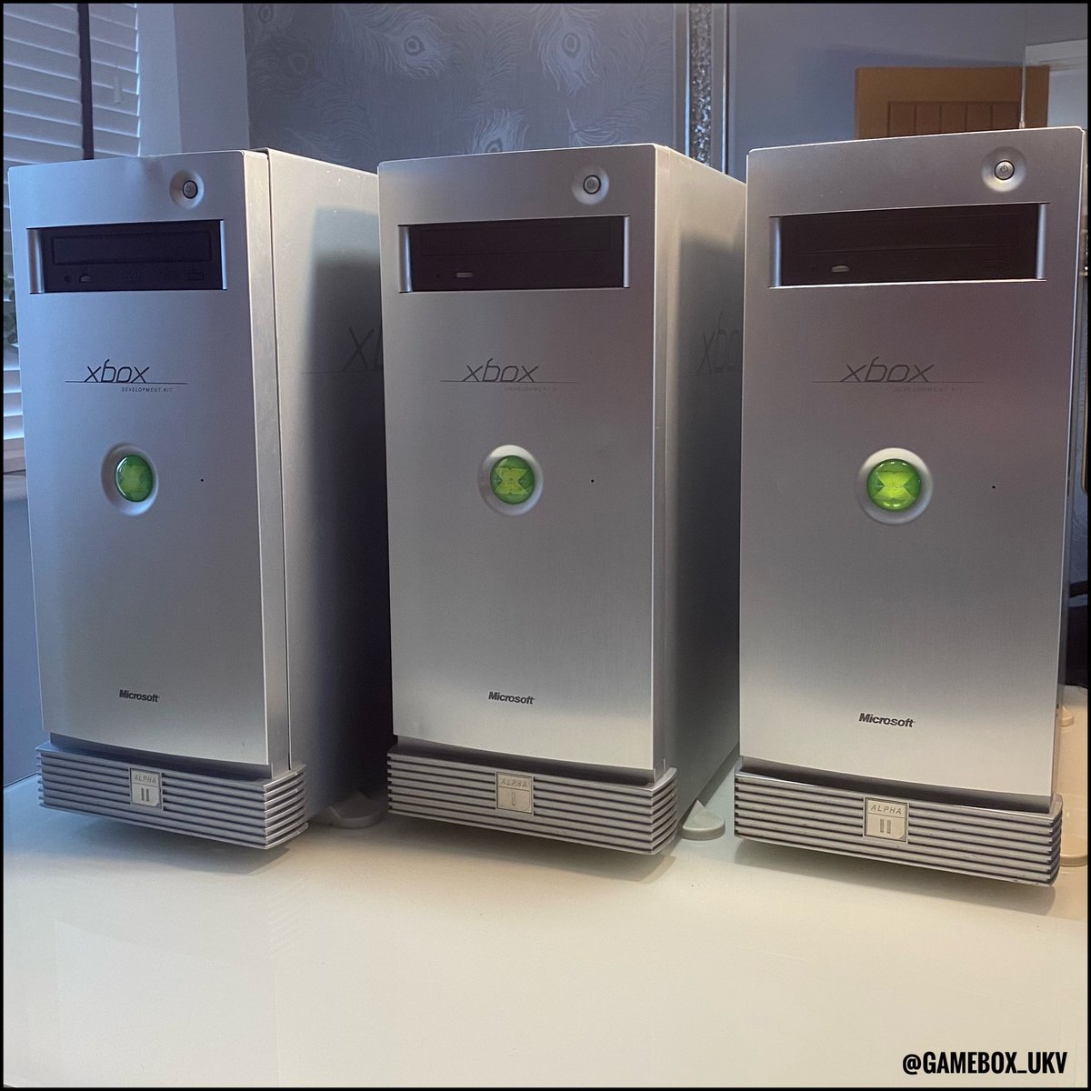 GameboxUkv's tweet image. Had to get my other #Xbox #developmentkit down to take a pic of this trio of #xboxhistory for #xboxsunday 💚