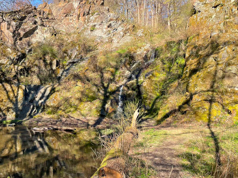 wegepaten's tweet photo. Eigentlich ging es bei dem Termin mit der Umweltdezernentin ja um die Vorstellung der neuen Revierförsterin Karin Bender (4.v.l.). Aber der Blick auf den Wasserfall im Nerotal war eine Augenweide. #wiesbaden https://t.co/y12U8olMPM