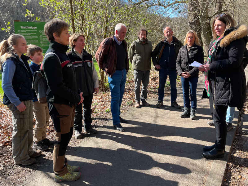 wegepaten's tweet photo. Eigentlich ging es bei dem Termin mit der Umweltdezernentin ja um die Vorstellung der neuen Revierförsterin Karin Bender (4.v.l.). Aber der Blick auf den Wasserfall im Nerotal war eine Augenweide. #wiesbaden https://t.co/y12U8olMPM