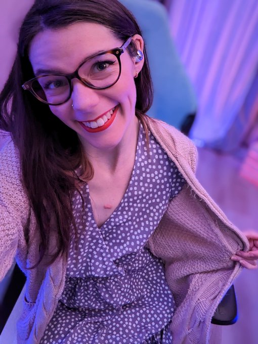 Do you like my Easter dress? 😁

Offline at 1a ET! ❤️

My room:
https://t.co/0njnCcJATd https://t.co/