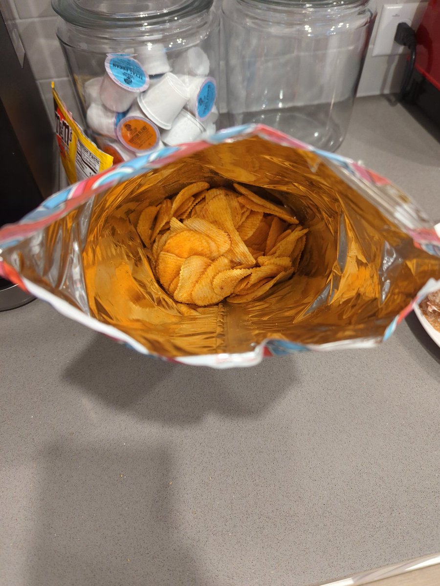Silverb4ckPrime's tweet photo. @HEB what's up with this chip bag? I've never seen a bag so empty 😡 https://t.co/HfEh8fwDJN