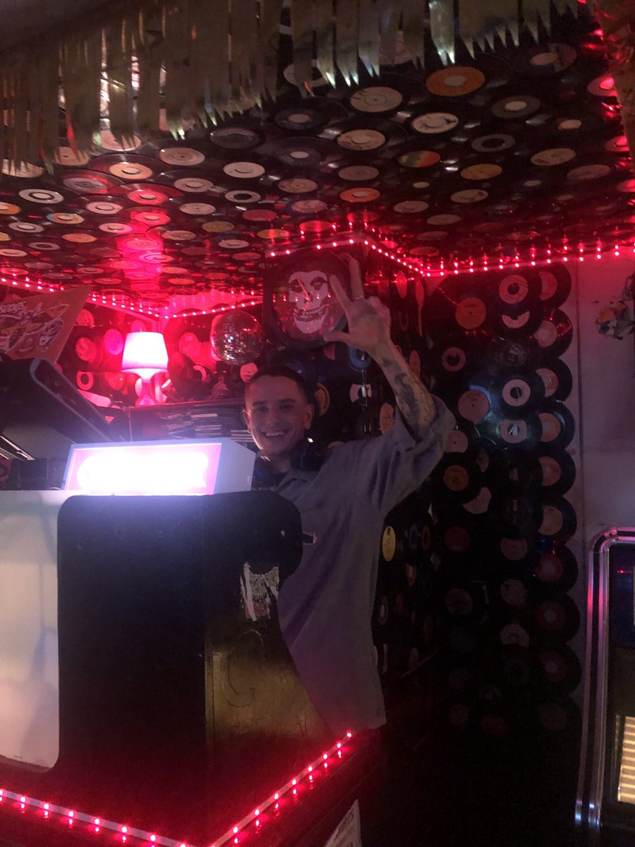 stubradfield's tweet photo. Best dj ever! ⁦@thomashousedub⁩ https://t.co/h6q7pKBGmE