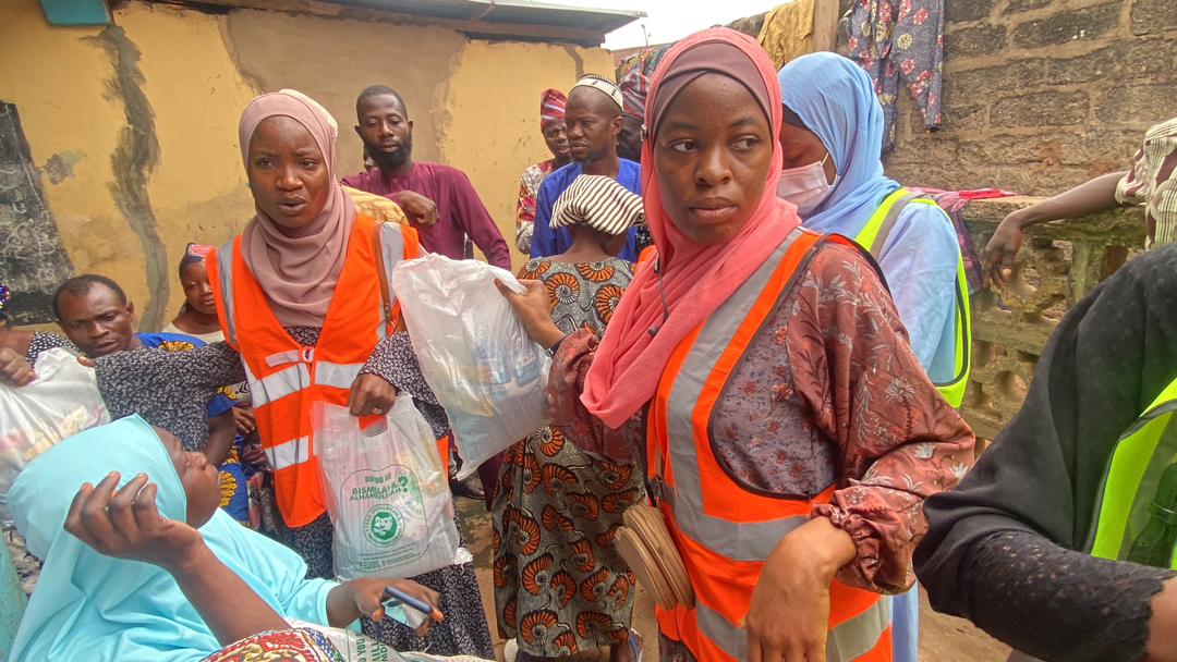 AdebayoKaosarat's tweet photo. @ftvf_foundation @Atilolahafeezah @7signxx @IdrisAOni1 @donimam4all @realHazeezat @Khaleed_Sadeeq @DamiMarufah @Hauwa_L @AjokeOnifaari @Zanzee_zee The act of fasting is meant to remind Muslims of the less fortunate and to reinforce the need to be thankful.

We are here to say thank you to our donors 

📍Ibadan. Oyo State [April 8th, 2023] https://t.co/efsSK3bulN