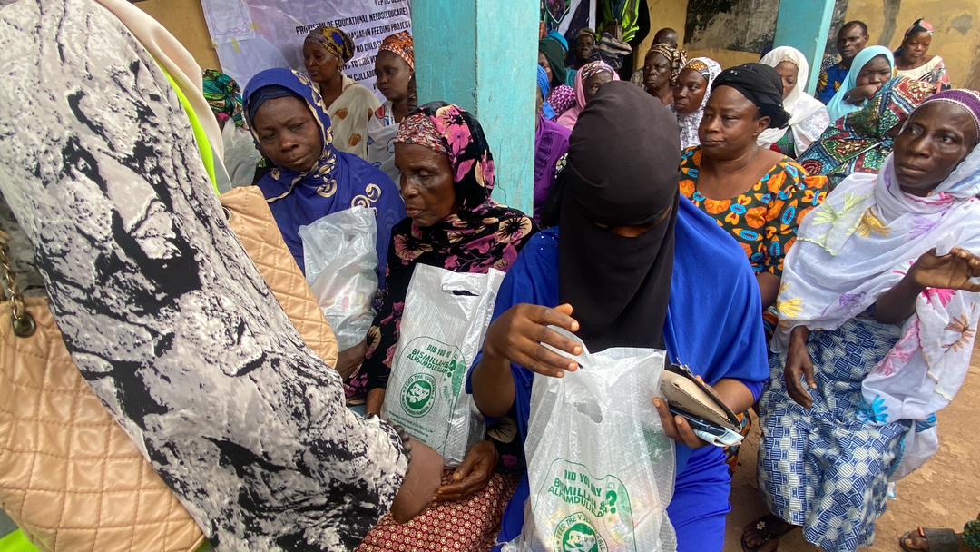 AdebayoKaosarat's tweet photo. @ftvf_foundation @Atilolahafeezah @7signxx @IdrisAOni1 @donimam4all @realHazeezat @Khaleed_Sadeeq @DamiMarufah @Hauwa_L @AjokeOnifaari @Zanzee_zee The act of fasting is meant to remind Muslims of the less fortunate and to reinforce the need to be thankful.

We are here to say thank you to our donors 

📍Ibadan. Oyo State [April 8th, 2023] https://t.co/efsSK3bulN