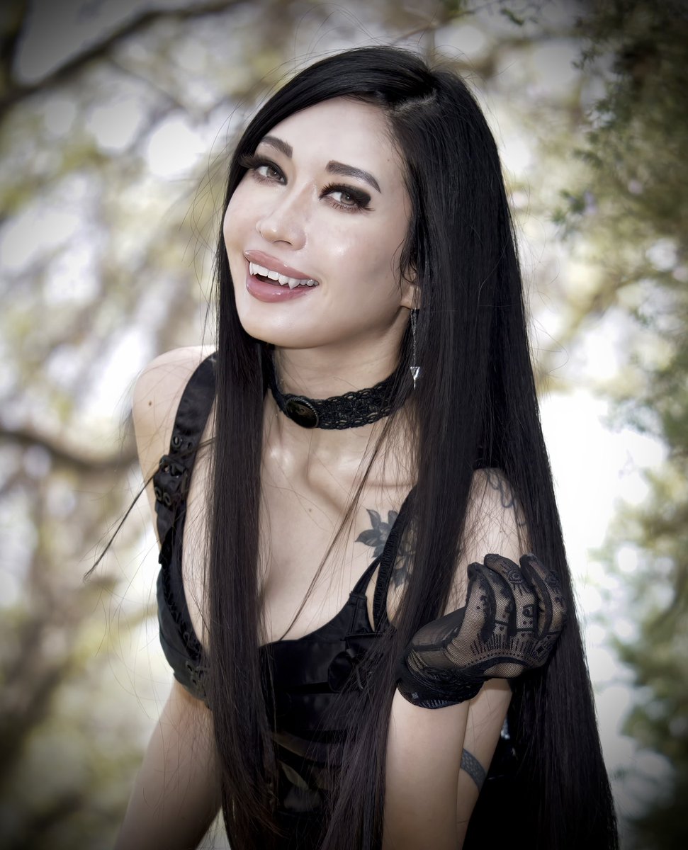 Vampire mode 🧛🏻‍♀️ Had these amazing fangs made by the one and only Mavenlore I’m wearing the “day walkers”. If that’s your thing, get yours made by him 🖤 They’re amazing 🥀  👉 thefangsmith.com