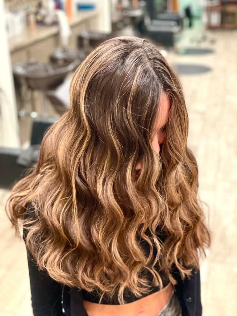 studiosavvy1's tweet photo. A little warmed to the face to brighten up the complexion 🧡 Hair tones are a game changer! 
-
-
#toninghair #haircaresecrets #hairsalon101 #deenasavvy #studiosavvy #hairinspo #summerhair2023 #hairhighlights https://t.co/Zw1W50DkuK
