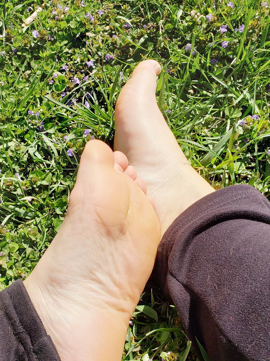 Wambamsami's tweet photo. Happy Easter!
Going barefoot for the first time this season. 🥰
What are you doing today? 

$samwynter https://t.co/nqRJQKivYz