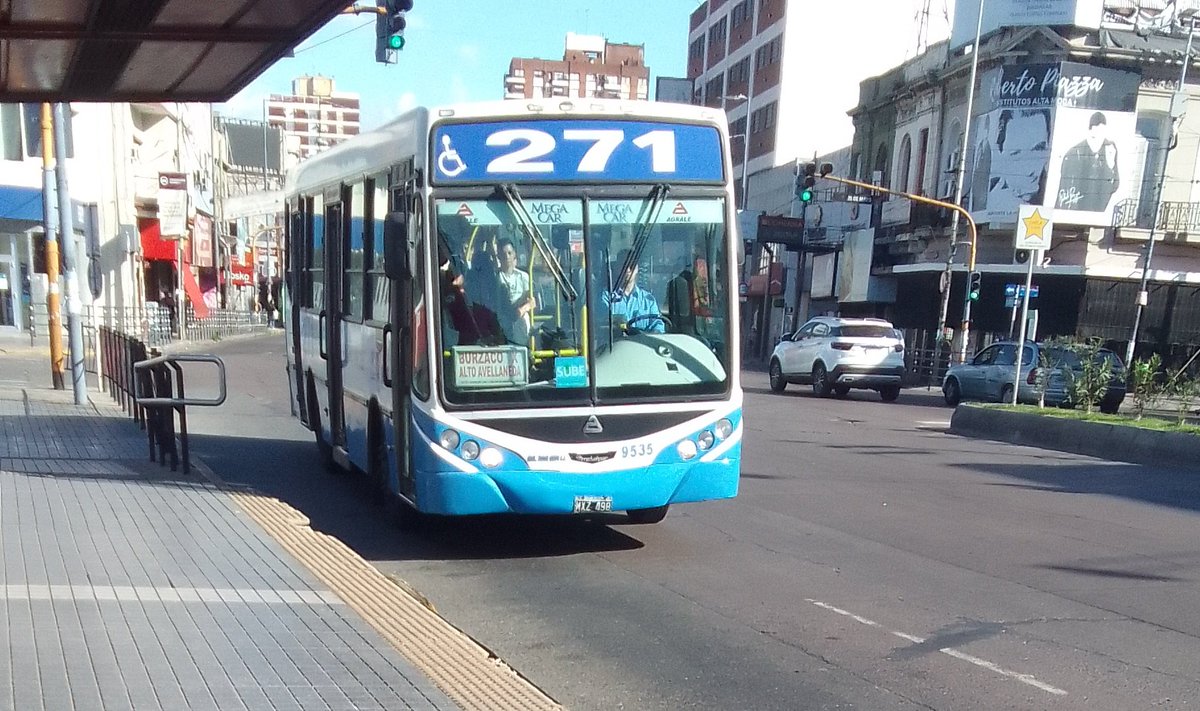 BondisZonaSur's tweet photo. La #Linea271 y uno de sus muletos #Metalpar Echos sobre agrale MT12.
🚌: Metalpar Iguazú 2
🛠️:Chasis Agrale MT12 sin A/A🔥 modelo 2011 https://t.co/57bNGGnPqc