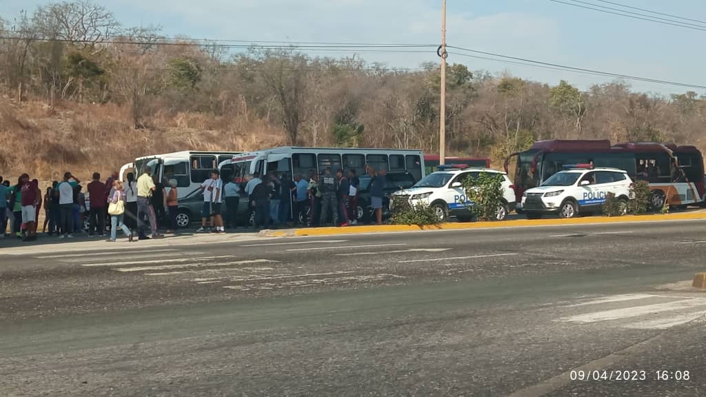 LidkRodelo's tweet photo. #9Abr 4:00pm | Ciudadanos se concentran en la Av Intercomunal #Guarenas #Guatire a la altura de Makro - Farmatodo, en #protesta por la falta de agua en esta región del estado #Miranda, desde hace 12 días

#SinAgua

Autoridades en el lugar
Fotos cortesía https://t.co/2TkFH6ufE3